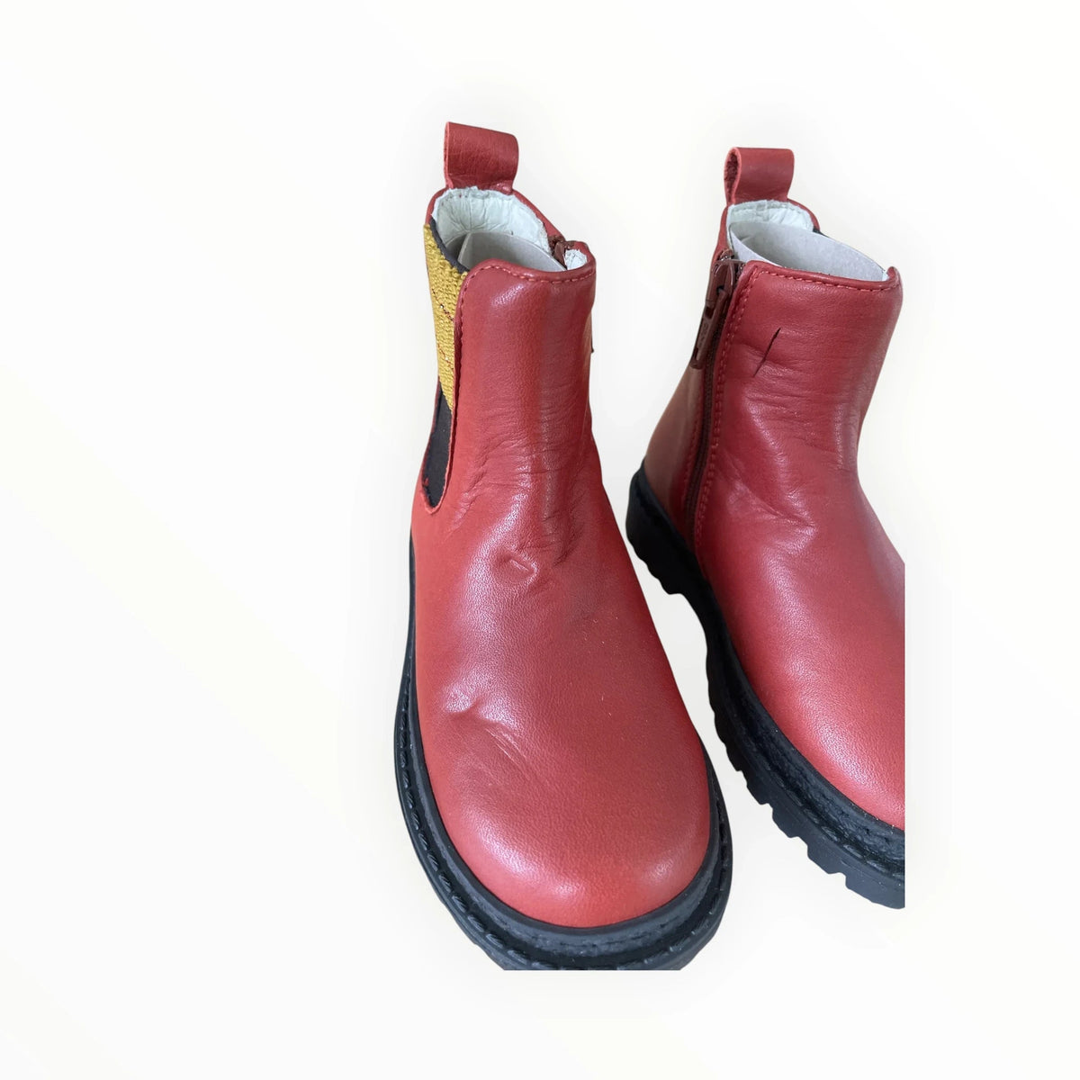 Pierrot Outlet rode leren enkellaarsjes voor kinderen met zwarte profielzool en goudkleurig elastisch detail