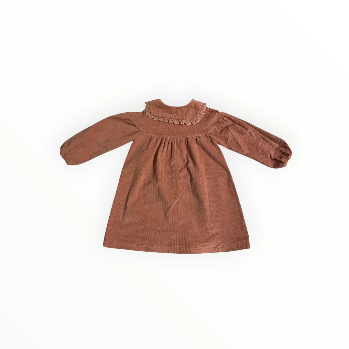 Pierrot Outlet roestbruine corduroy kinderjurk met lange mouwen, vintage kraag met schulprandje en pofmouwen.