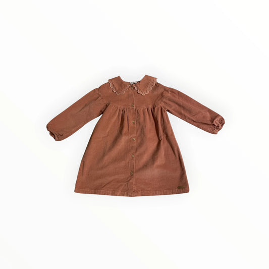 Pierrot Outlet roestbruine corduroy kinderjurk met lange mouwen, vintage kraag met schulprand en knoopsluiting.