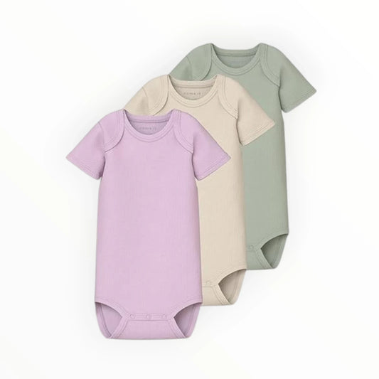 Pierrot Outlet set van drie ribkatoen rompertjes met korte mouwen in saliegroen, lavendel en beige. Gemaakt van biologisch katoen.