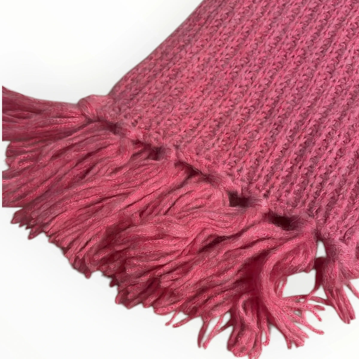 Pierrot Outlet roze gebreide sjaal met grove textuur en speelse franjes aan de uiteinden voor een warme winterlook