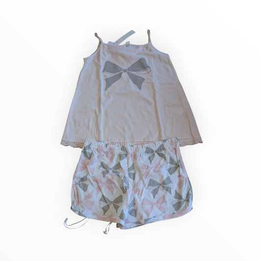 Pierrot Outlet roze en grijze pyjamaset met strikjesprint, spaghettibandjes en kanten randje op het hemdje.