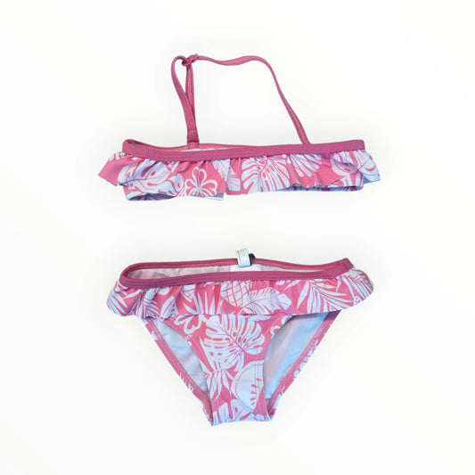 Pierrot Outlet roze bikini voor kinderen met tropische print, ruches en comfortabele pasvorm voor strand en zwembad.