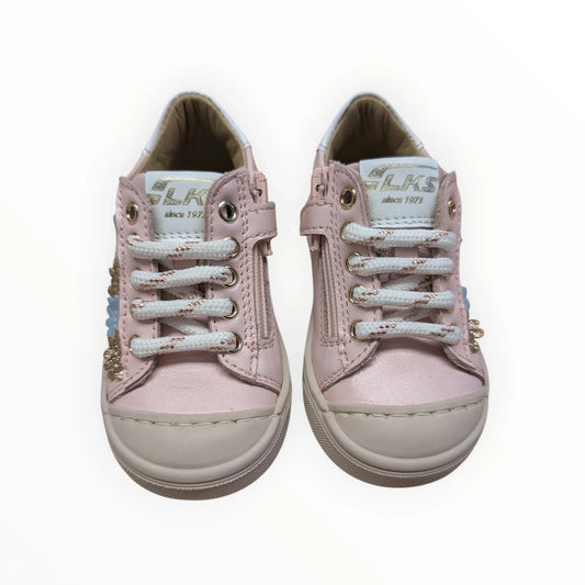 Pierrot Outlet roze leren kindersneakers met bloemenapplicaties, rits en veters. Ideaal voor meisjes.