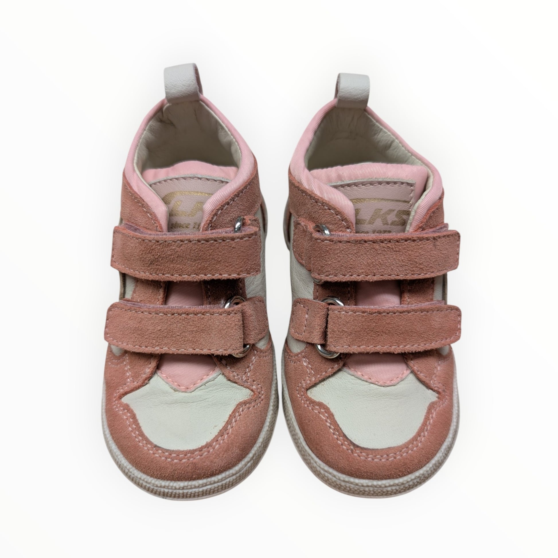 Pierrot Outlet roze suède en leren peutersneakers met dubbele klittenbandsluiting en crèmekleurige accenten.