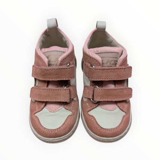 Pierrot Outlet roze suède en leren peutersneakers met dubbele klittenbandsluiting en crèmekleurige accenten.