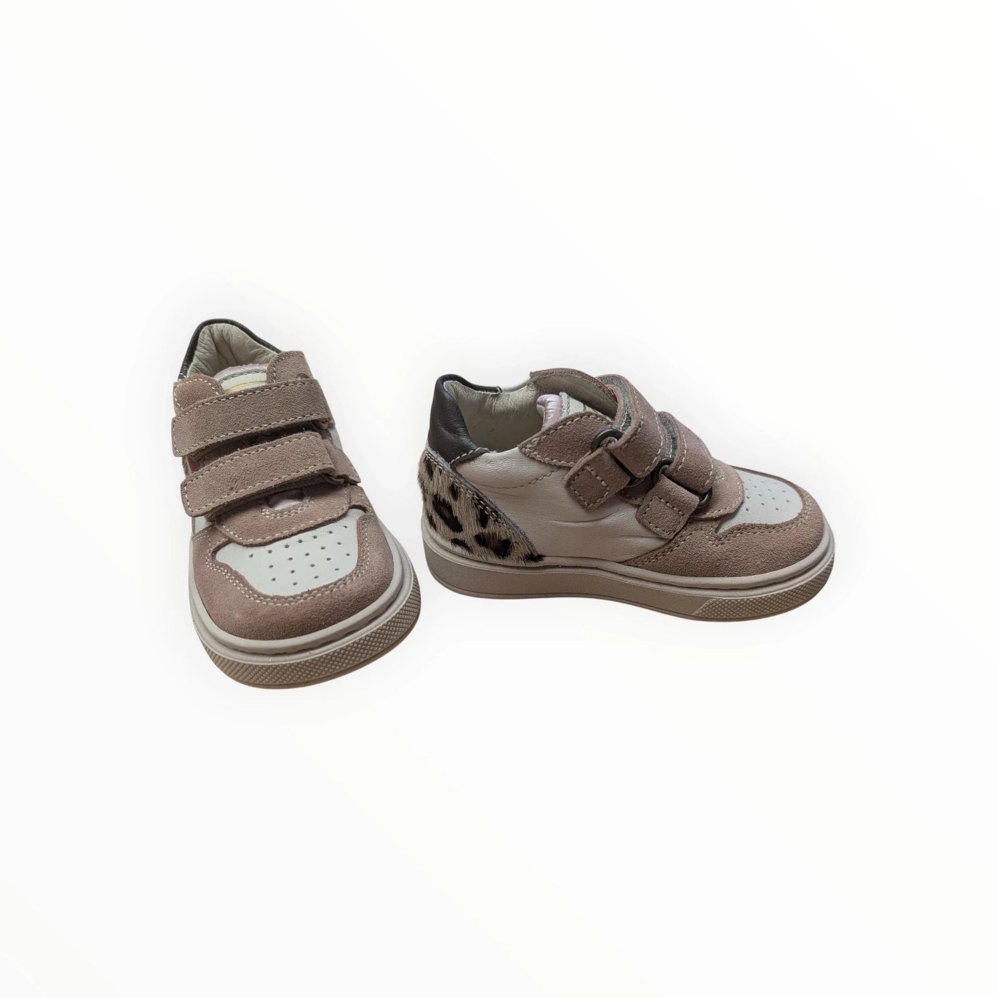 Pierrot Outlet roze suède en leren kindersneakers met klittenband en luipaardprint details.