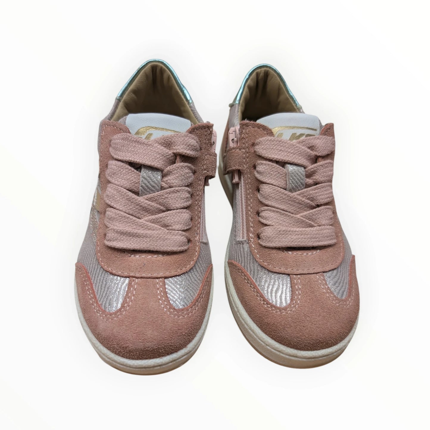 Pierrot Outlet roze suède sneakers voor kinderen met zilveren accenten, veters en rits. Metallic mintgroene details bij de hiel.