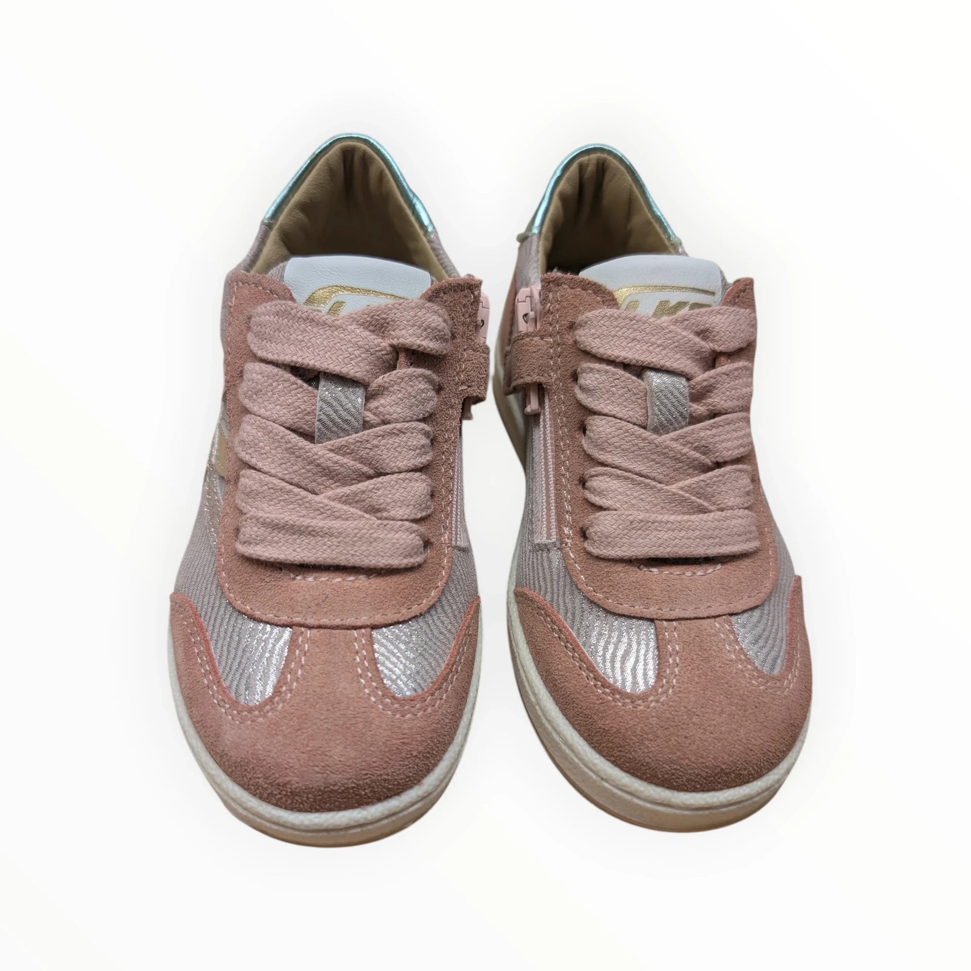 Pierrot Outlet roze suède sneakers voor kinderen met zilveren accenten, veters en rits. Metallic mintgroene details bij de hiel.