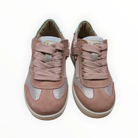 Pierrot Outlet roze suède sneakers voor kinderen met zilveren accenten, veters en rits. Metallic mintgroene details bij de hiel.