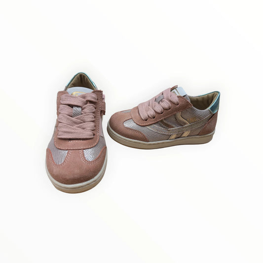 Pierrot Outlet roze suède sneakers voor kinderen met veters, rits en zilveren accenten. Ideaal voor dagelijks gebruik.