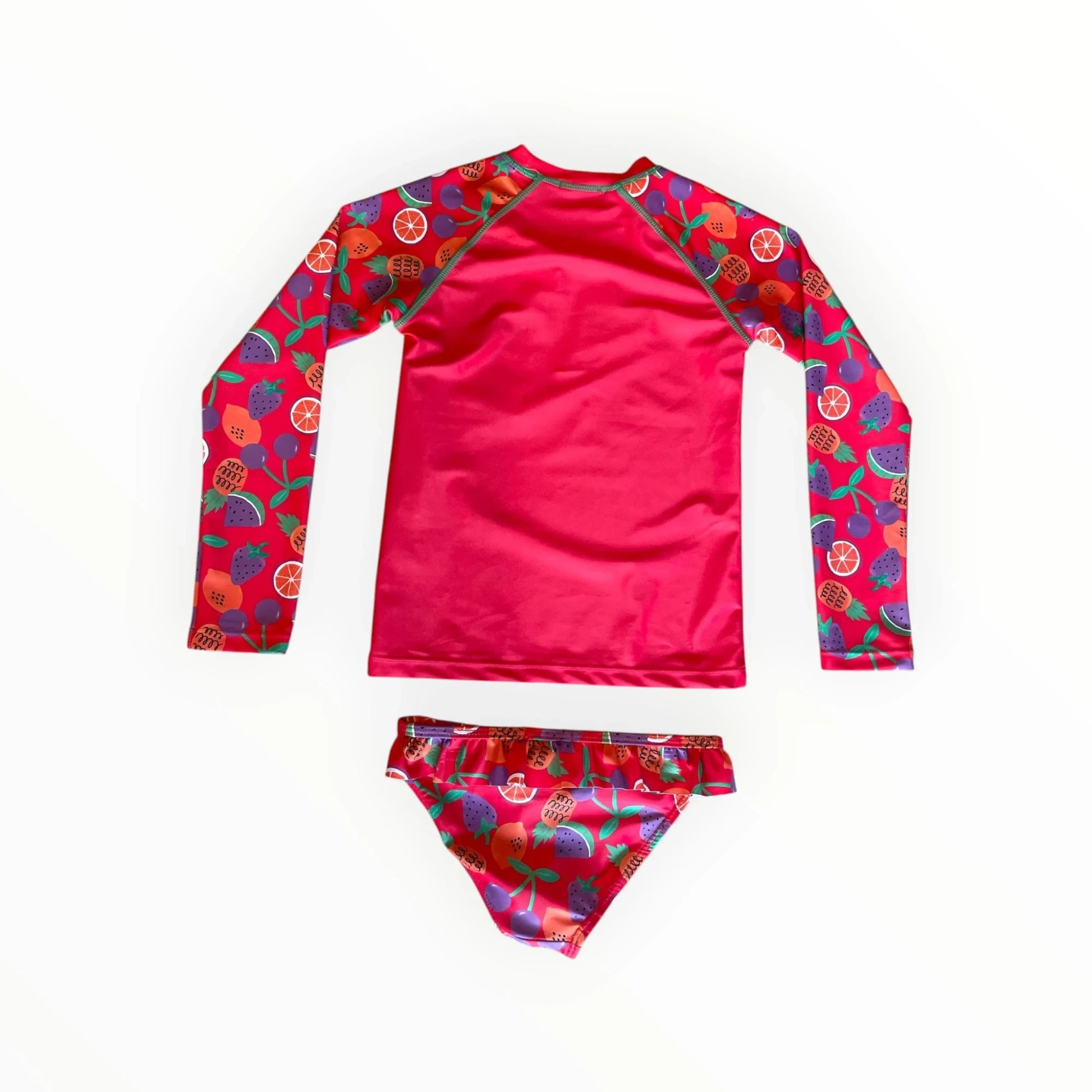 Pierrot Outlet tweedelige roze zwemset voor kinderen met fruitprint, lange mouwen en bikinibroekje met ruches.