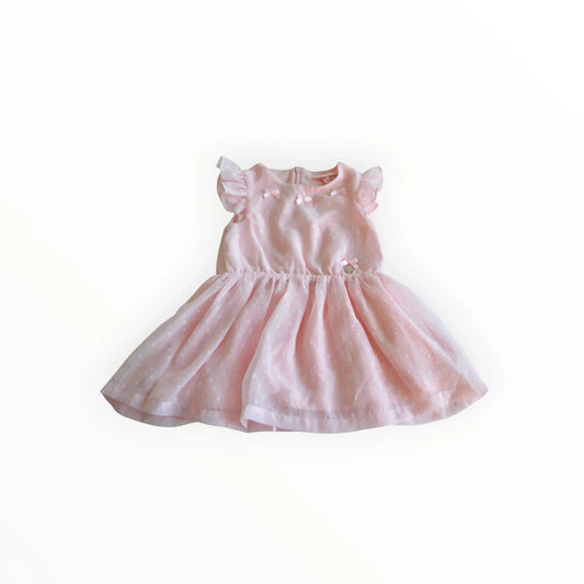 Pierrot Outlet roze kinderjurk met witte stippen, strikjes en pofmouwtjes. Licht doorschijnende stof.