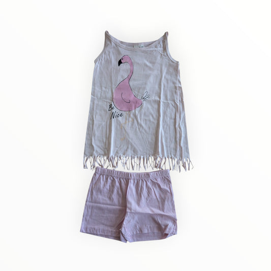Pierrot Outlet roze kinderpyjamaset met hemdje, flamingo-print, tekst Be Nice en speelse franjes aan de onderkant.