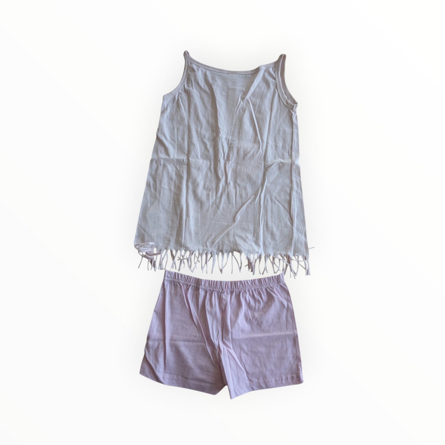 Pierrot Outlet zachtroze kinderpyjamaset met hemdje met franjes en comfortabel shortje voor de zomer