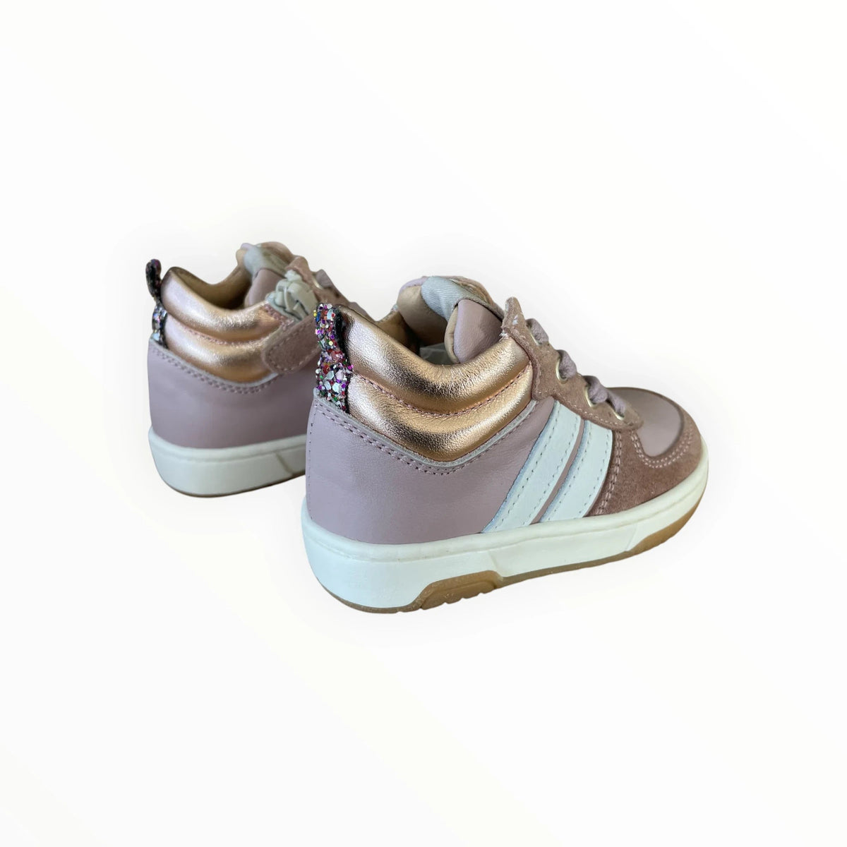 Pierrot Outlet roze kindersneakers van suède met gouden accenten, glitterdetail bij de hiel en stevige witte zool.