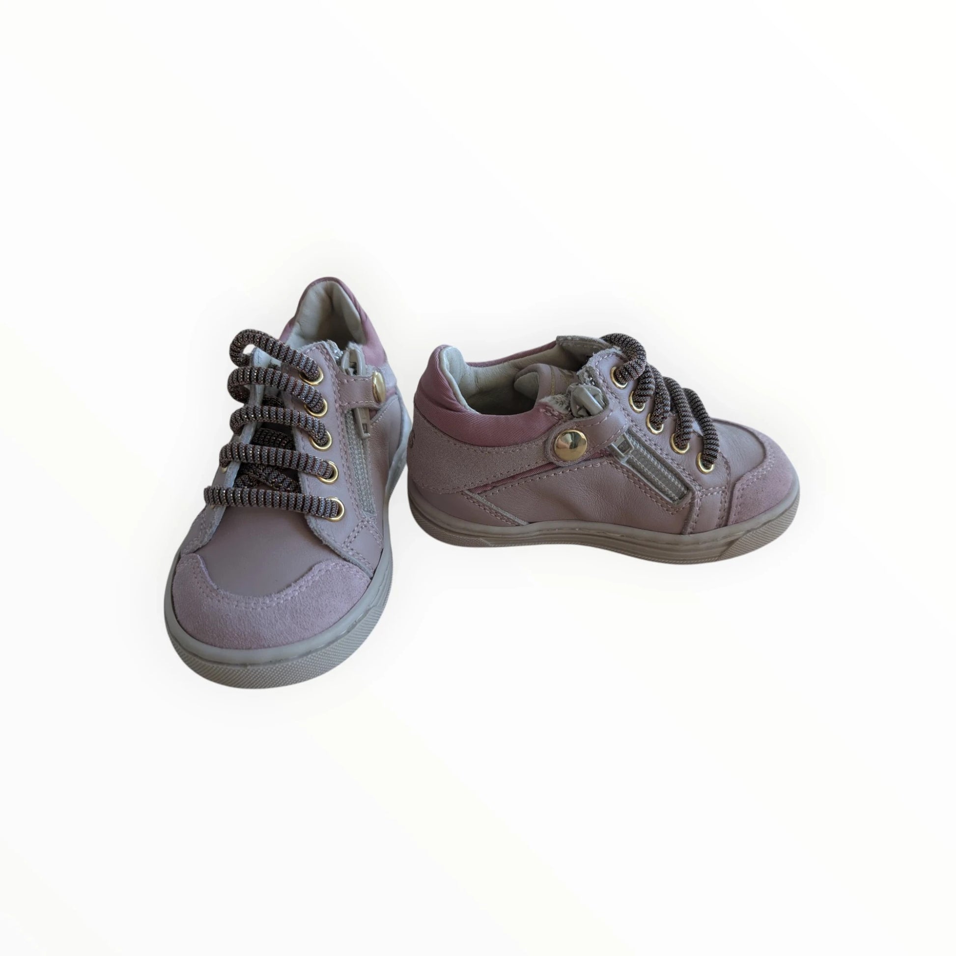Pierrot Outlet roze leren en suède kindersneakers met rits en veters, glitterster en metallic accenten.