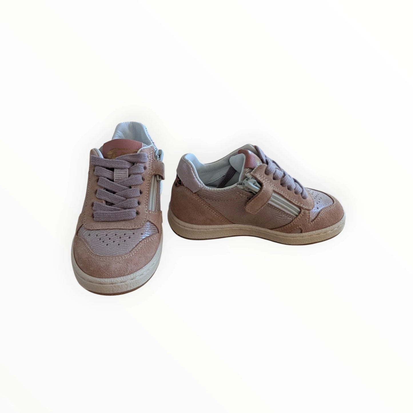 Pierrot Outlet roze suède en textiel kindersneakers met rits, veters en paarse metallic V-detail.