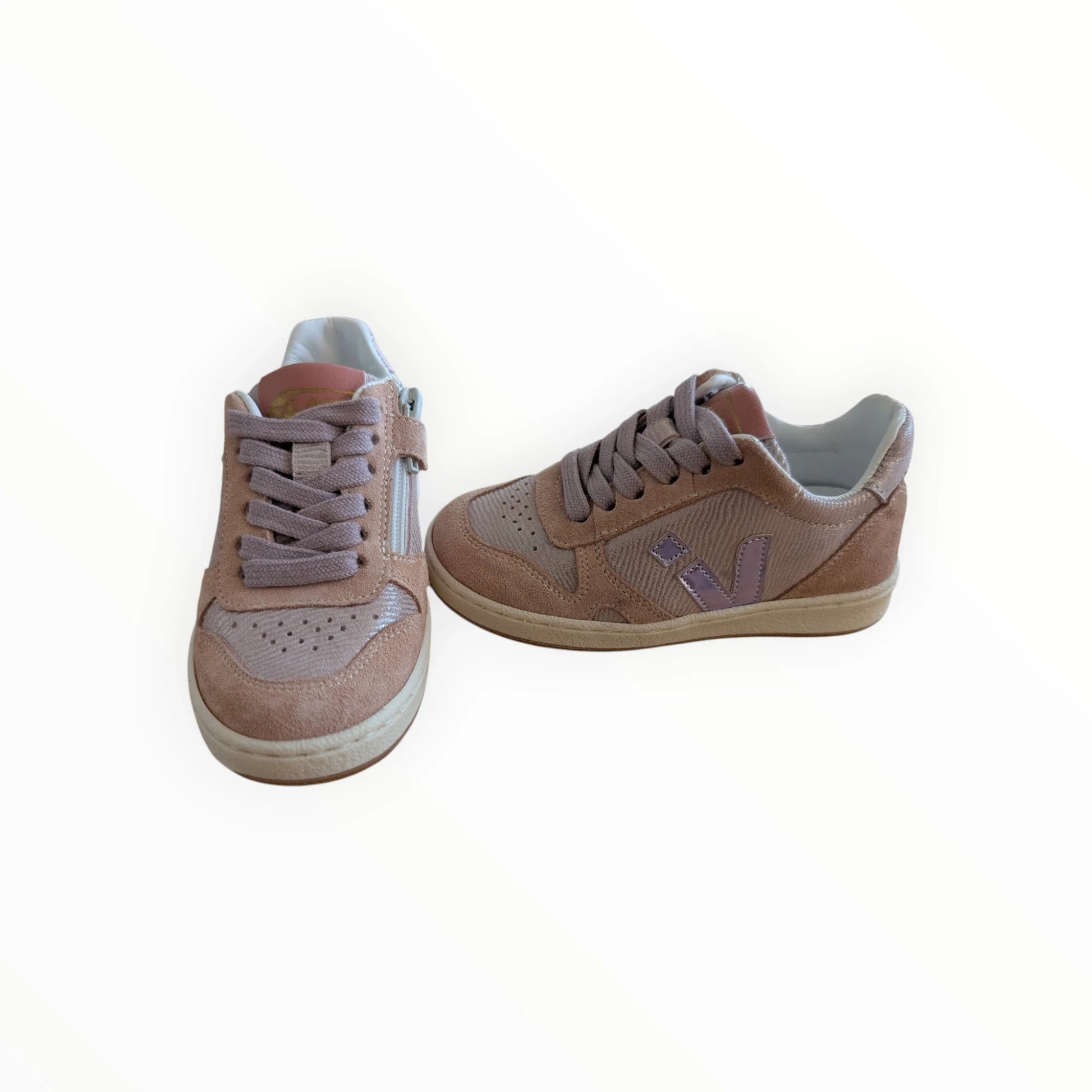 Pierrot Outlet roze suède en textiel kindersneakers met rits, veters en paarse V-detail.