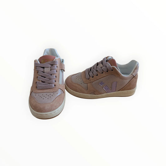 Pierrot Outlet roze suède en textiel kindersneakers met rits, veters en paarse V-detail.