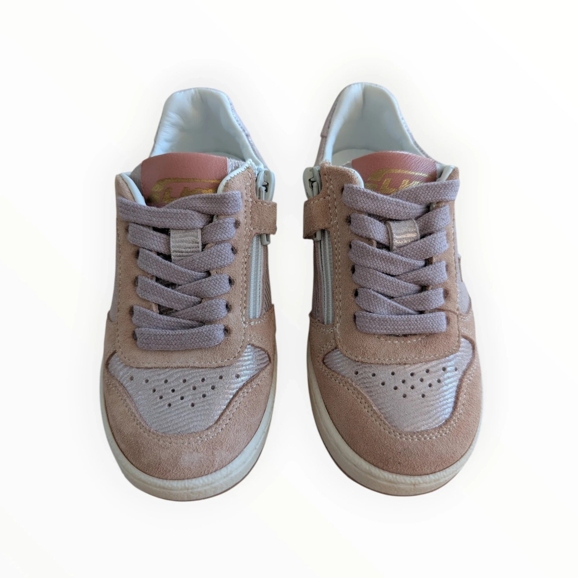 Pierrot Outlet roze suède en textiel kindersneakers met rits, veters en paarse 'V'-detail.
