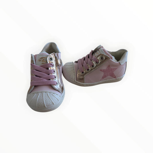 Pierrot Outlet roze leren kindersneakers met sterprint, vetersluiting en ritssluiting aan de zijkant.