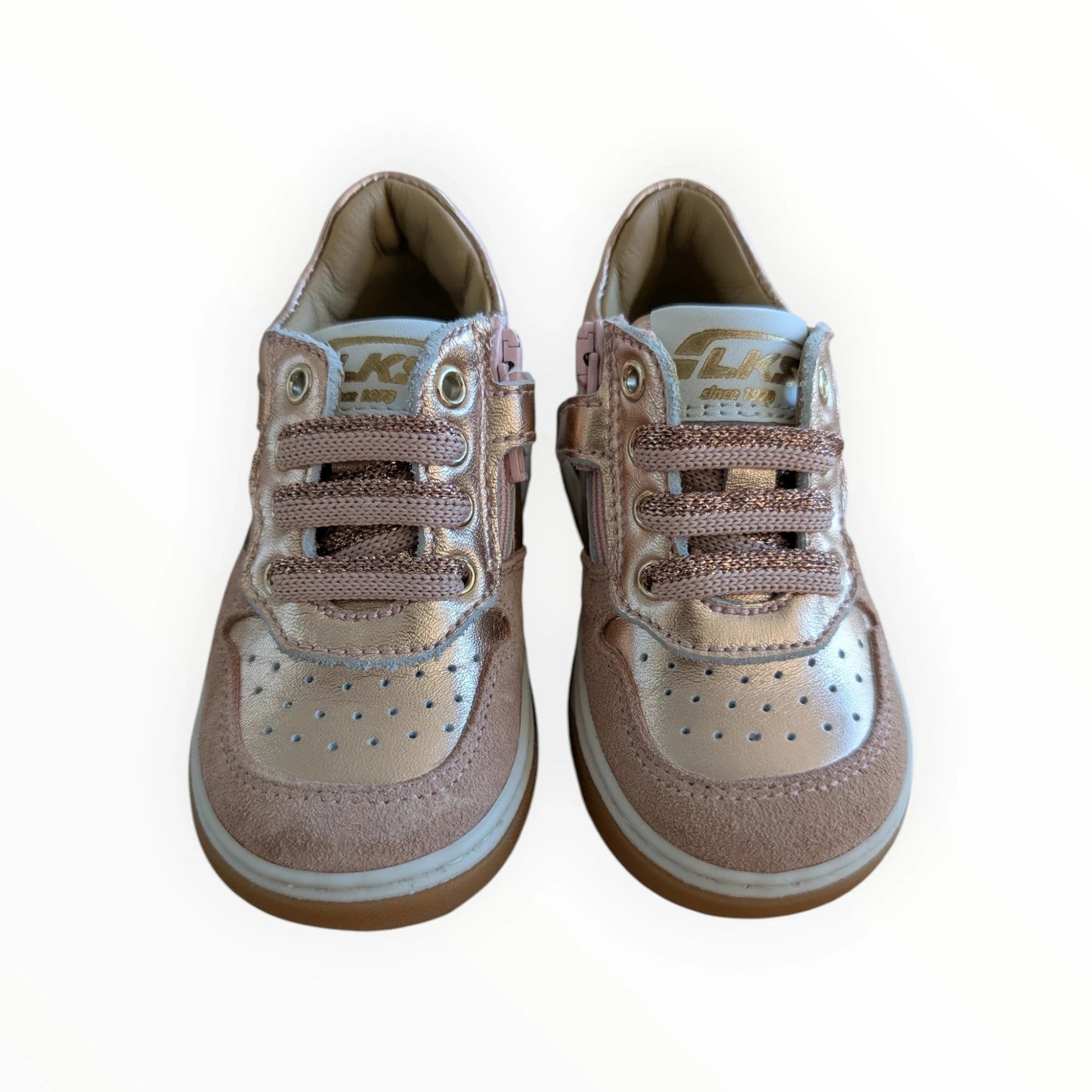 Pierrot Outlet roze suède en glanzende kindersneakers met veters en rits. Metallic roze met glitterdetails.
