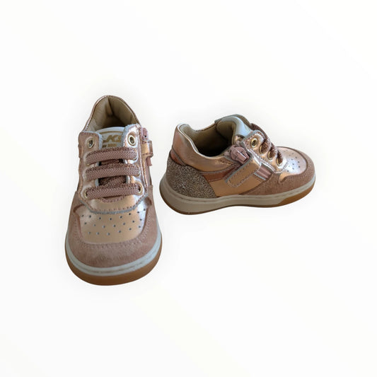 Pierrot Outlet roze suède en glanzende kindersneakers met veters en ritssluiting, glitterdetails op de hiel.