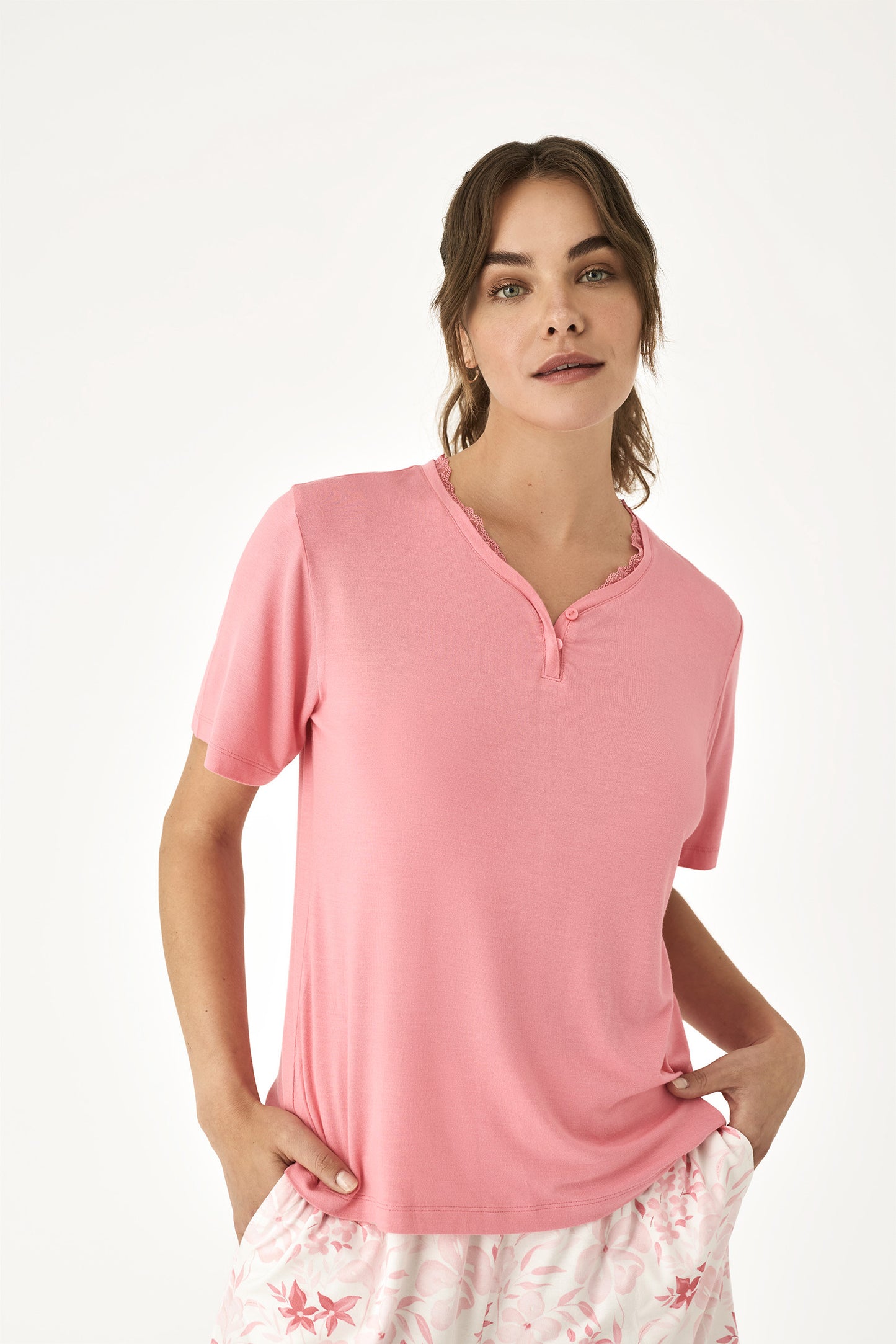 Pierrot Outlet roze pyjamaset met korte mouwen, V-hals, kantdetail en bloemenprint shorts