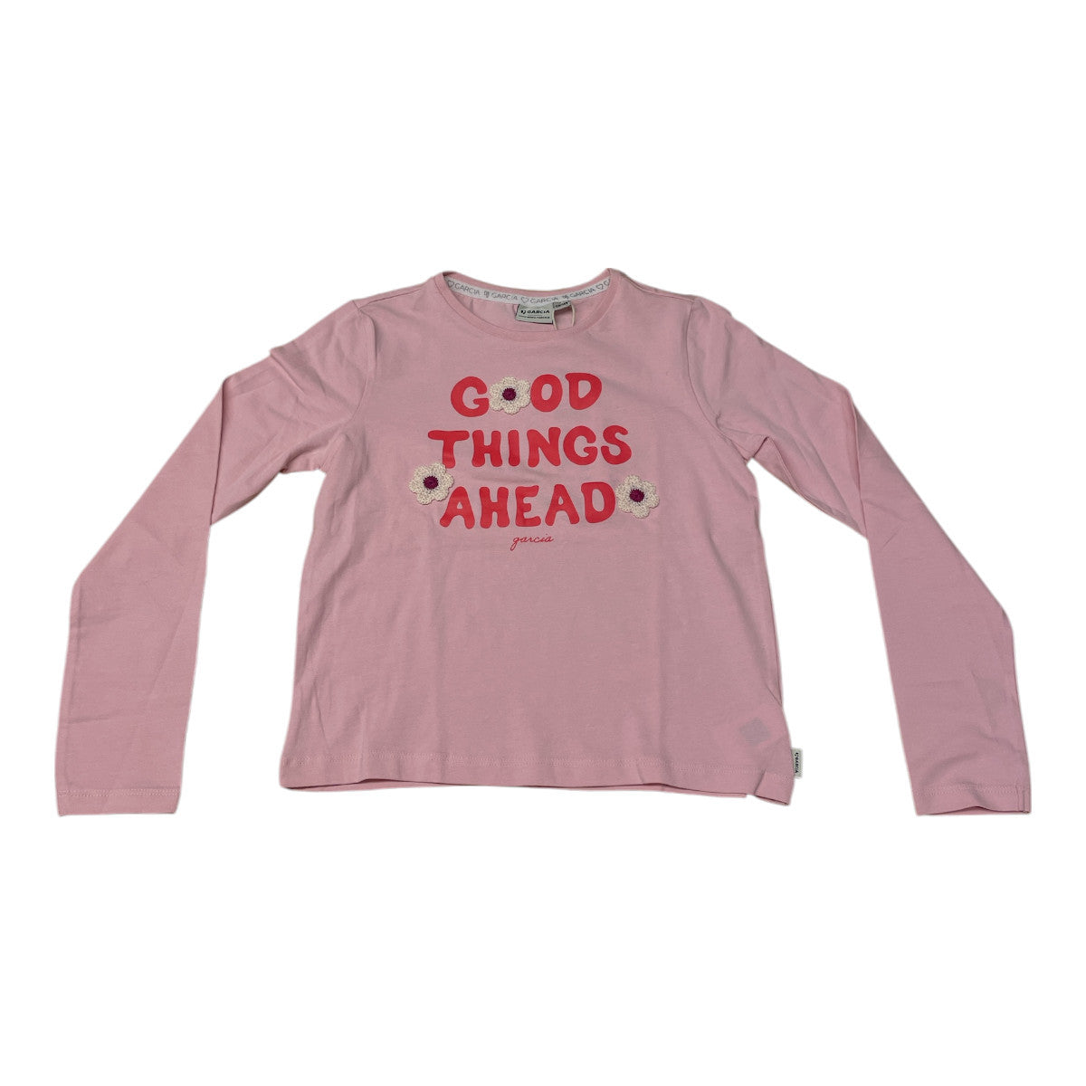 Pierrot Outlet roze katoenen shirt met lange mouwen en de tekst "GOOD THINGS AHEAD" in rode letters en bloemendetails.