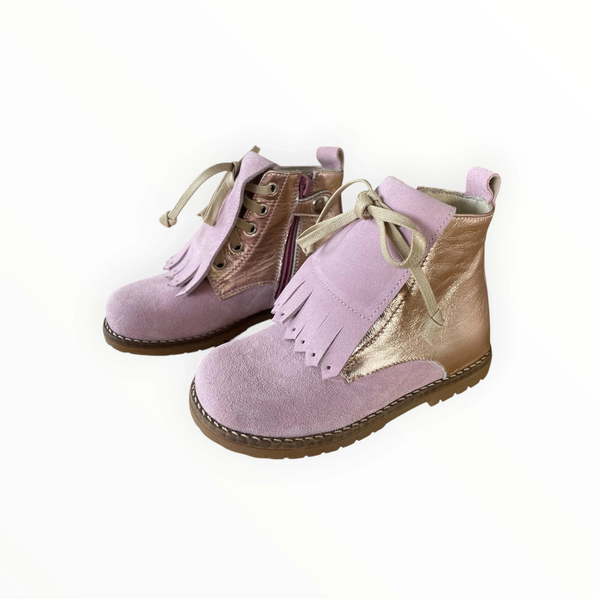 Pierrot Outlet roze suède enkellaarsjes voor kinderen met metallic gouden accenten, veters en speelse franjes.