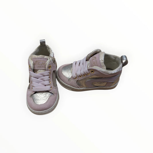 Pierrot Outlet roze suède kindersneakers met zilveren accenten, veters en rits