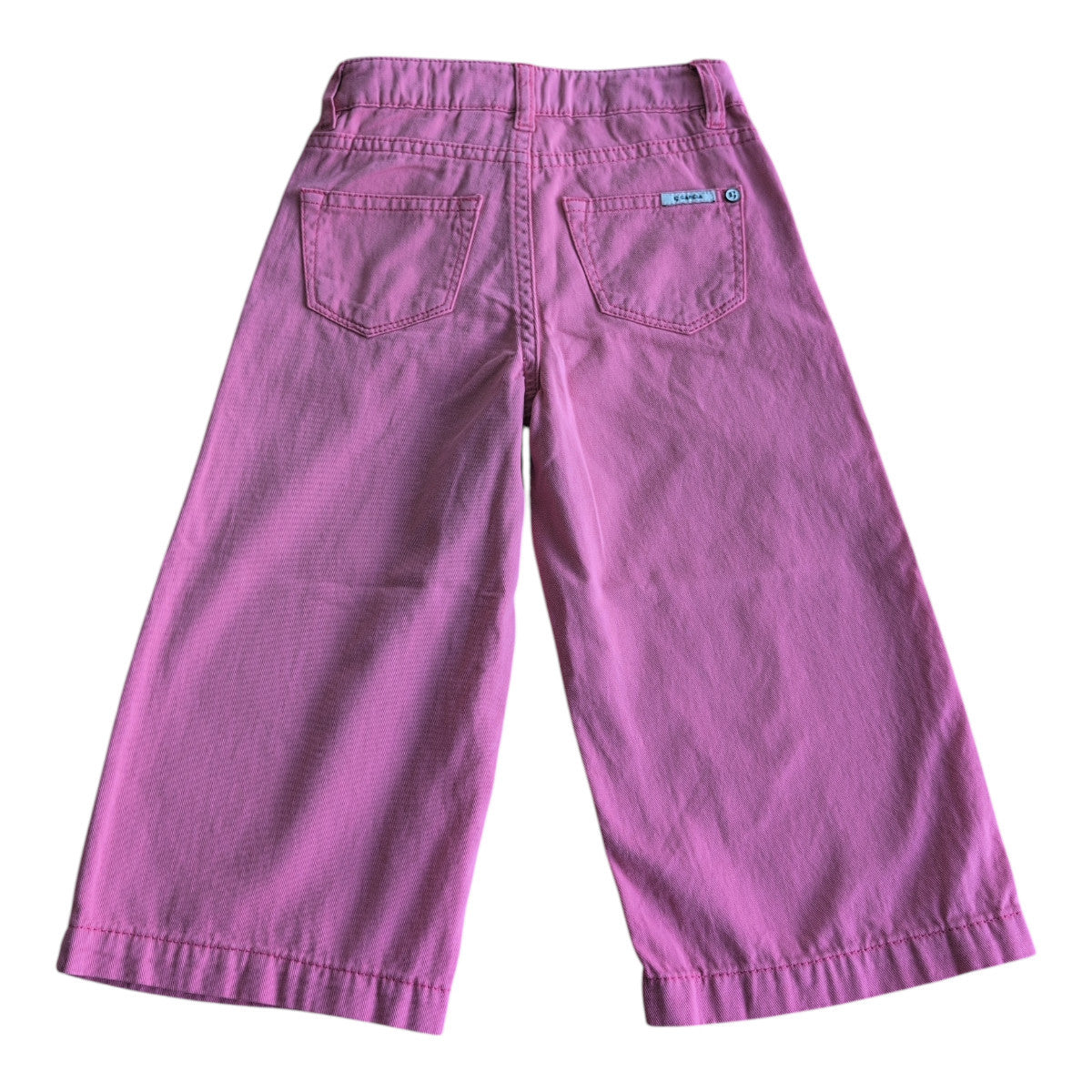 Pierrot Outlet roze wijde pijpen jeans voor kinderen. Gemaakt van stevig denim met knoop- en ritssluiting, riemlussen en zakken.
