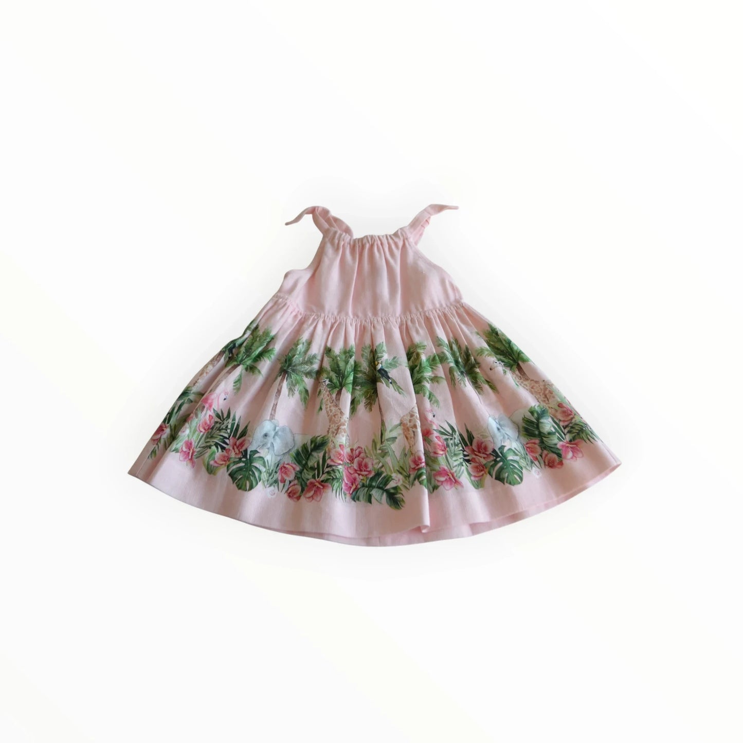 Pierrot Outlet roze zomerjurk met dierenprint, tropische bladeren, palmbomen, olifanten en giraffen. Verstelbare strikbandjes.