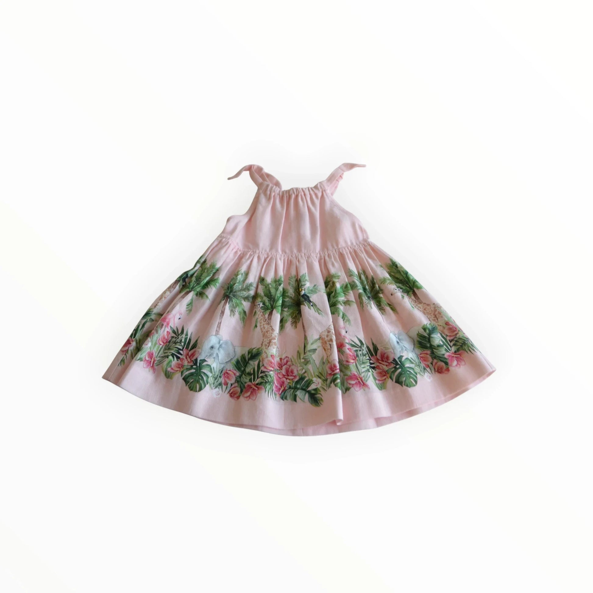 Pierrot Outlet roze zomerjurk met dierenprint, tropische bladeren, palmbomen, olifanten en giraffen. Verstelbare strikbandjes.