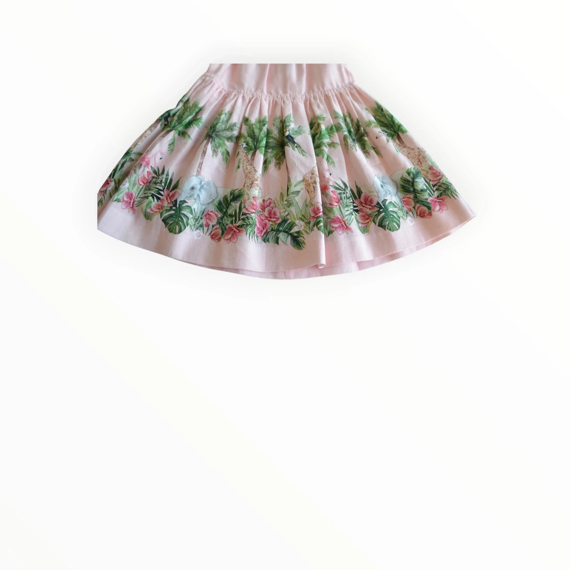 Pierrot Outlet roze zomerjurk met dierenprint, tropische bladeren, palmbomen, olifanten en giraffen. Verstelbare bandjes.