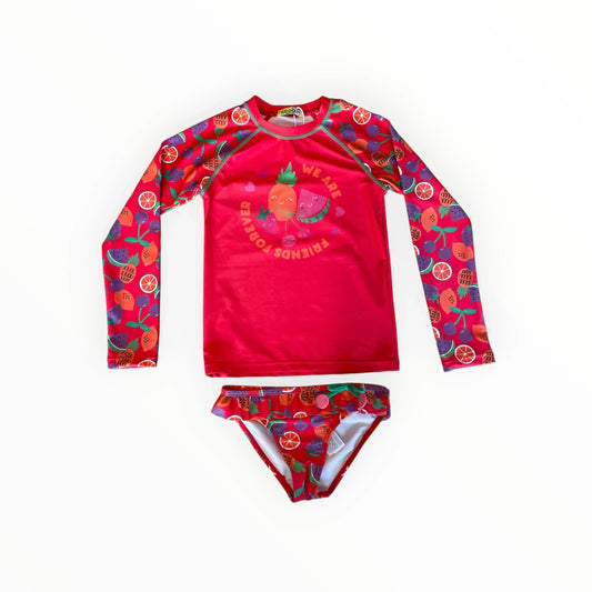 Pierrot Outlet tweedelige roze zwemset voor kinderen met fruitprint, lange mouwen en bikinibroekje met ruches.
