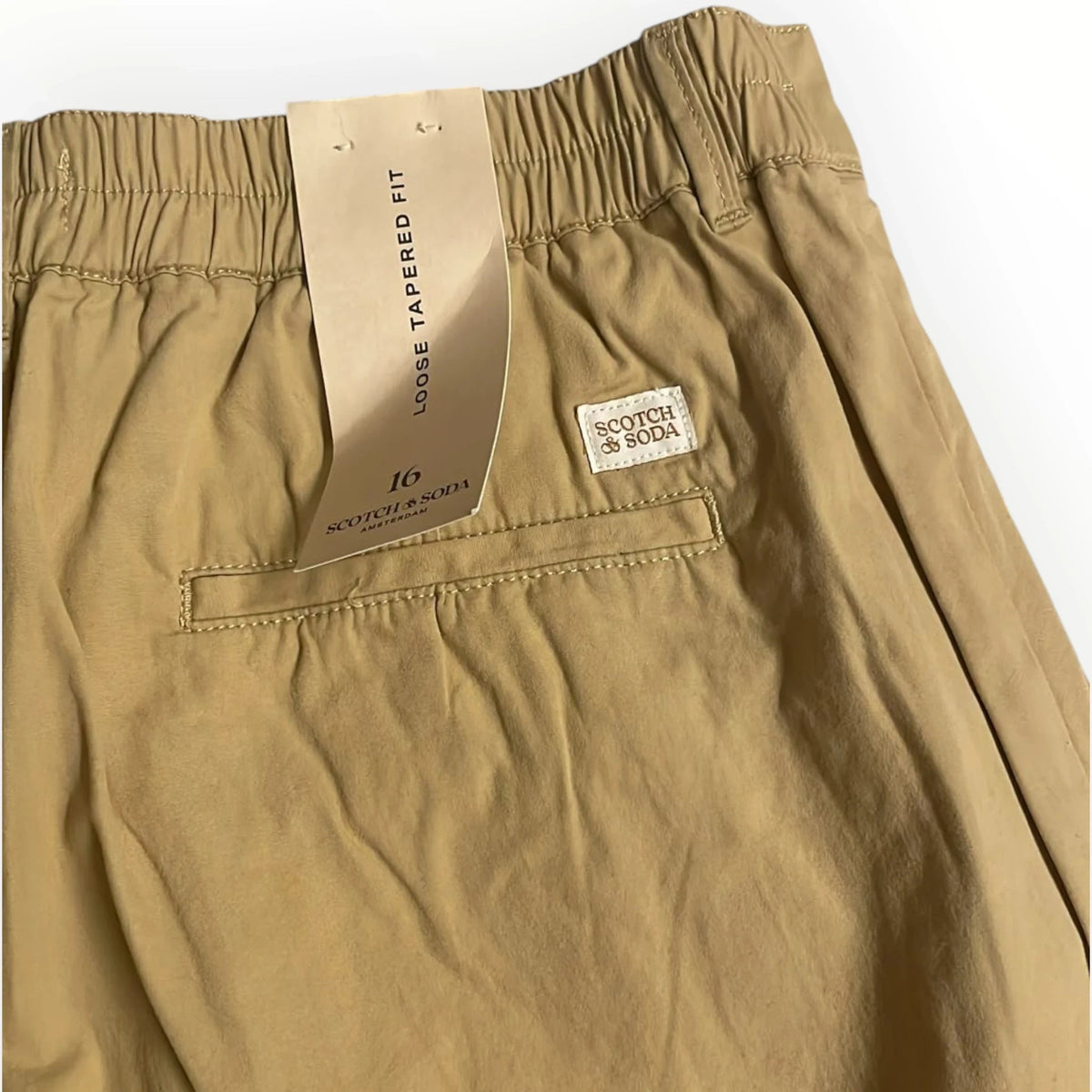 Pierrot Outlet Scotch & Soda beige chino broek met elastische tailleband en loose tapered fit detail