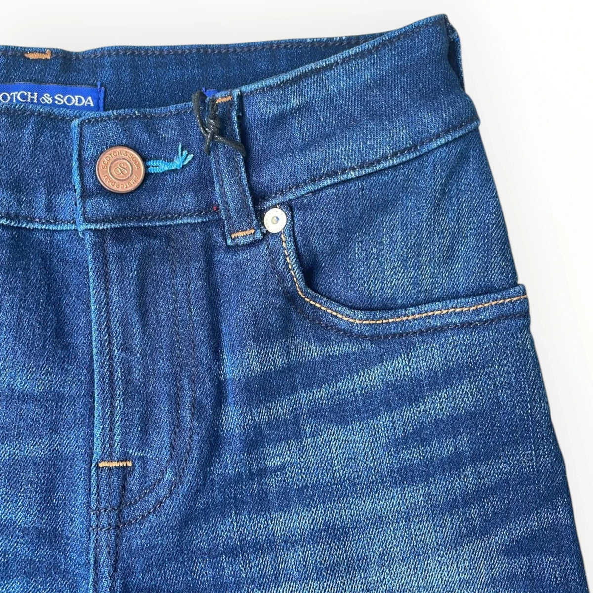 Pierrot Outlet Scotch & Soda Dean jeans in diepblauw denim met koperen knoop en oranje stiksels