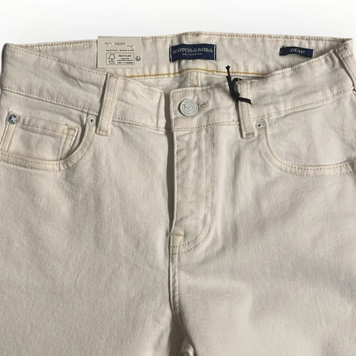 Pierrot Outlet Scotch & Soda Dean slim fit jeans in off-white denim met klassiek five-pocket design en knoopsluiting.