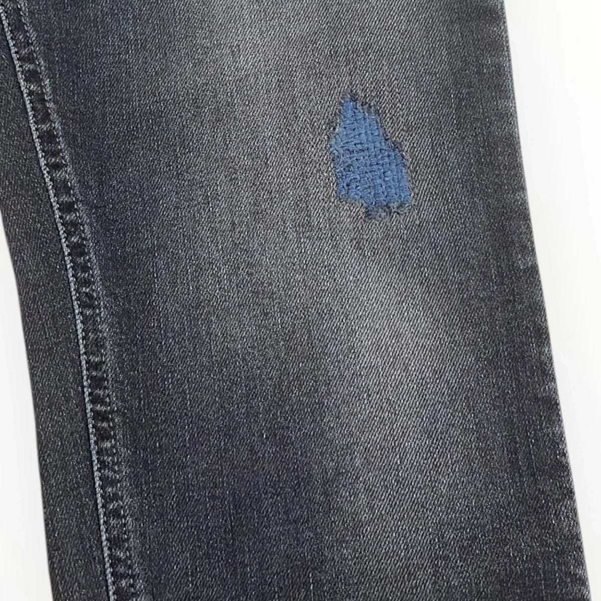 Pierrot Outlet Scotch & Soda Dean heren jeans in gewassen grijs denim met een opvallend blauw distressed detail.