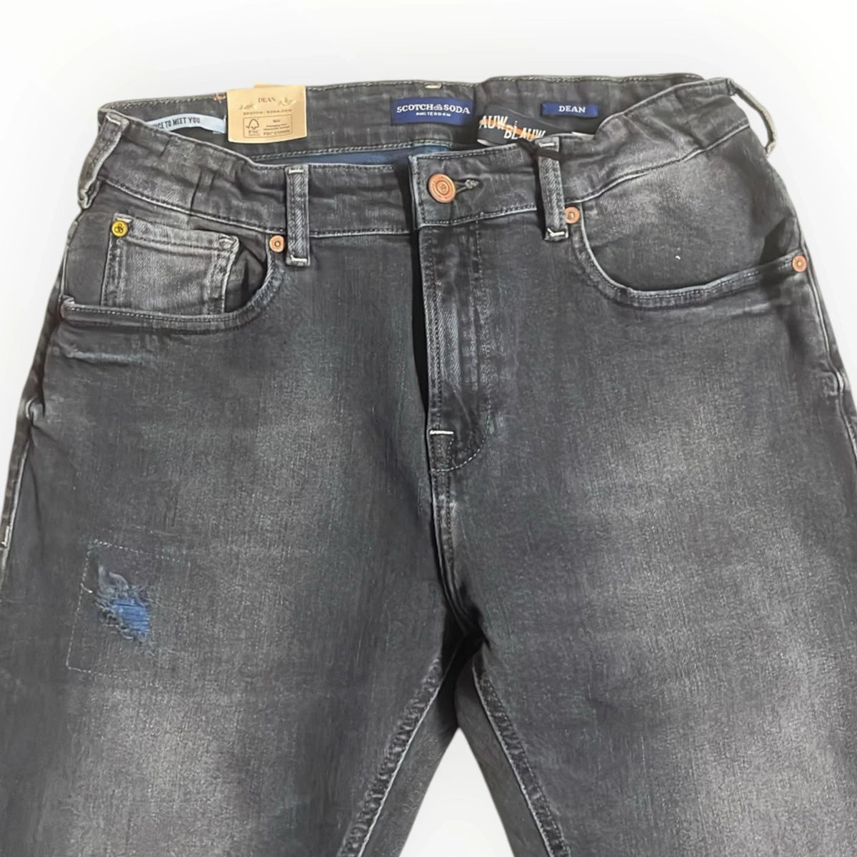Pierrot Outlet Scotch & Soda Dean heren jeans in gewassen grijs denim met subtiele distressed details en blauwe accenten