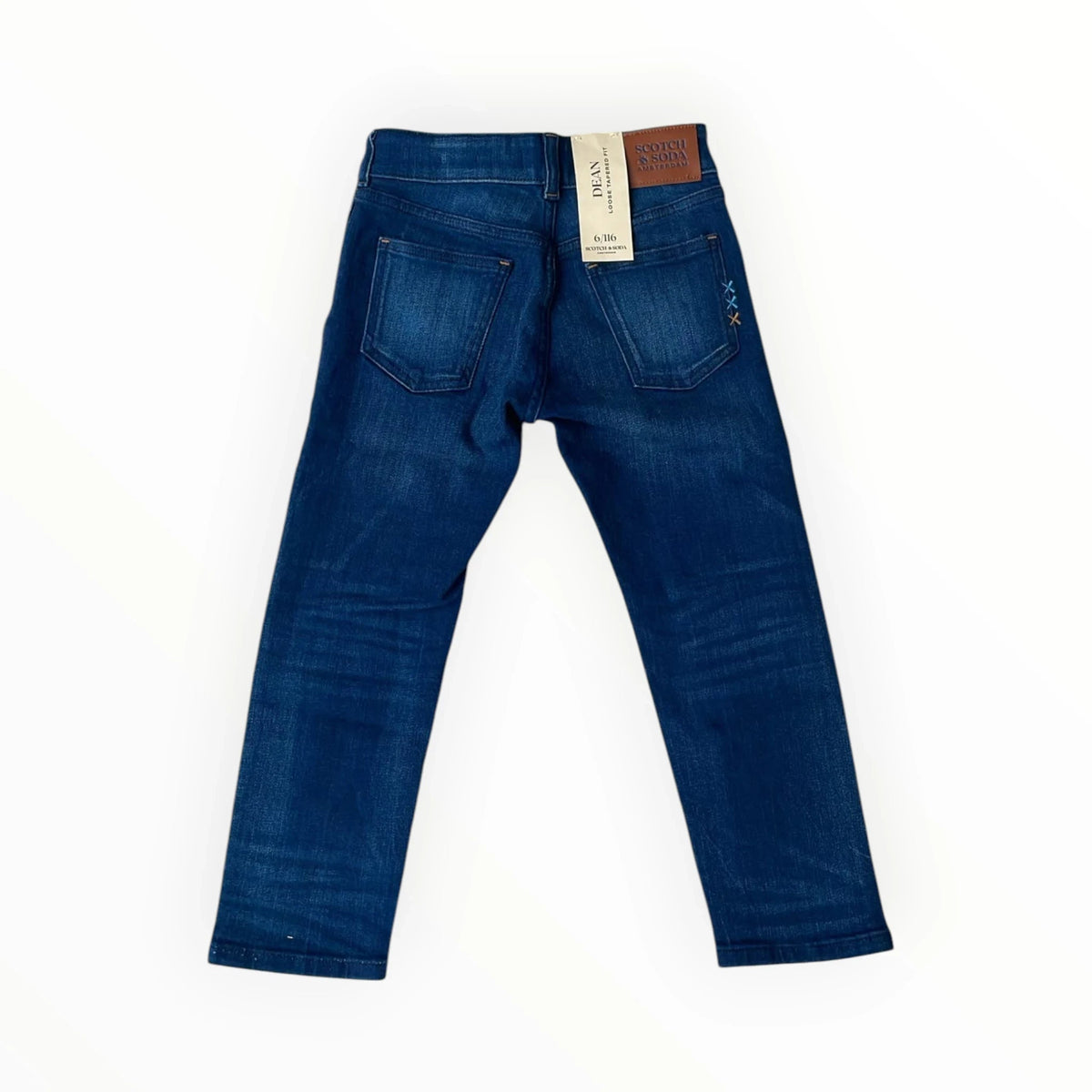 Pierrot Outlet Scotch & Soda Dean jeans in donkerblauw denim met loose tapered pasvorm en leren merklabel achterop.