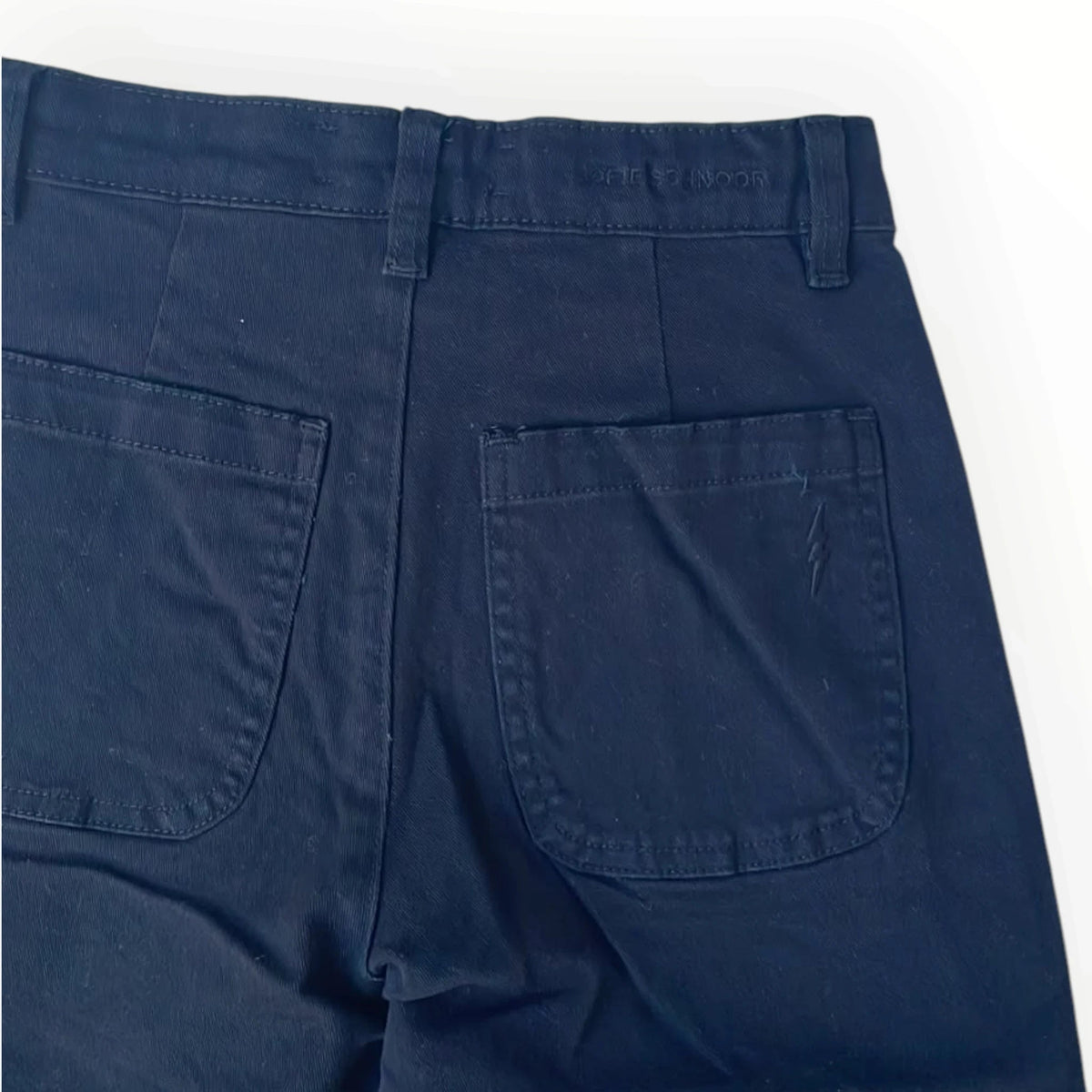 Pierrot Outlet donkerblauwe SOFIE SCHNOOR broek met wijde pijpen, achterzakken en subtiel geborduurd bliksemdetail.