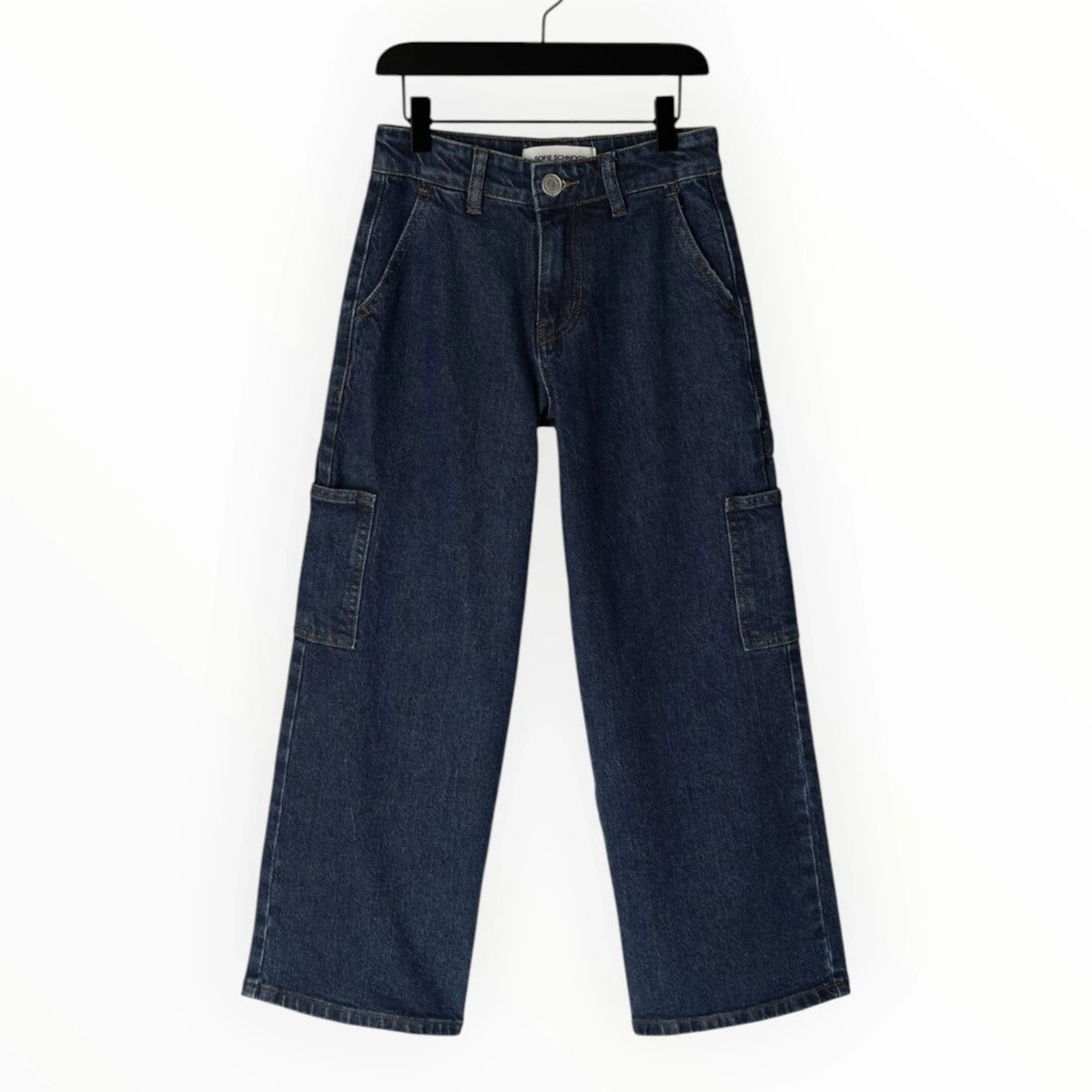 Pierrot Outlet Sofie Schnoor donkerblauwe cargo jeans met wijde pijpen en praktische zakken op een kledinghanger