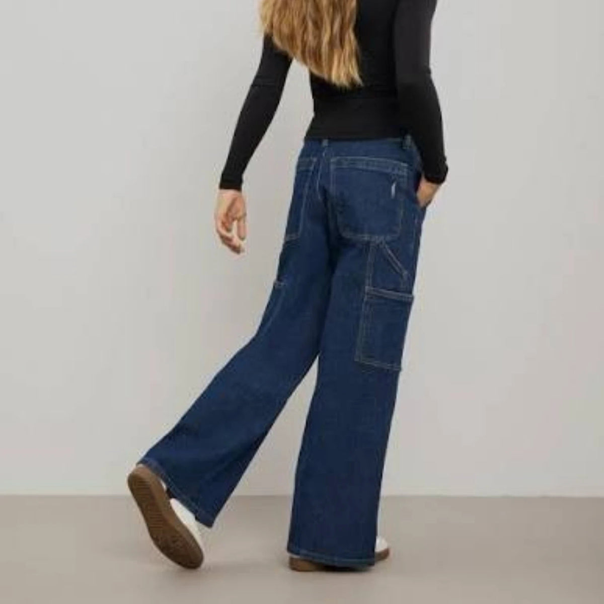 Pierrot Outlet Sofie Schnoor donkerblauwe wijde cargo jeans met zakken en hoge taille gezien van achteren