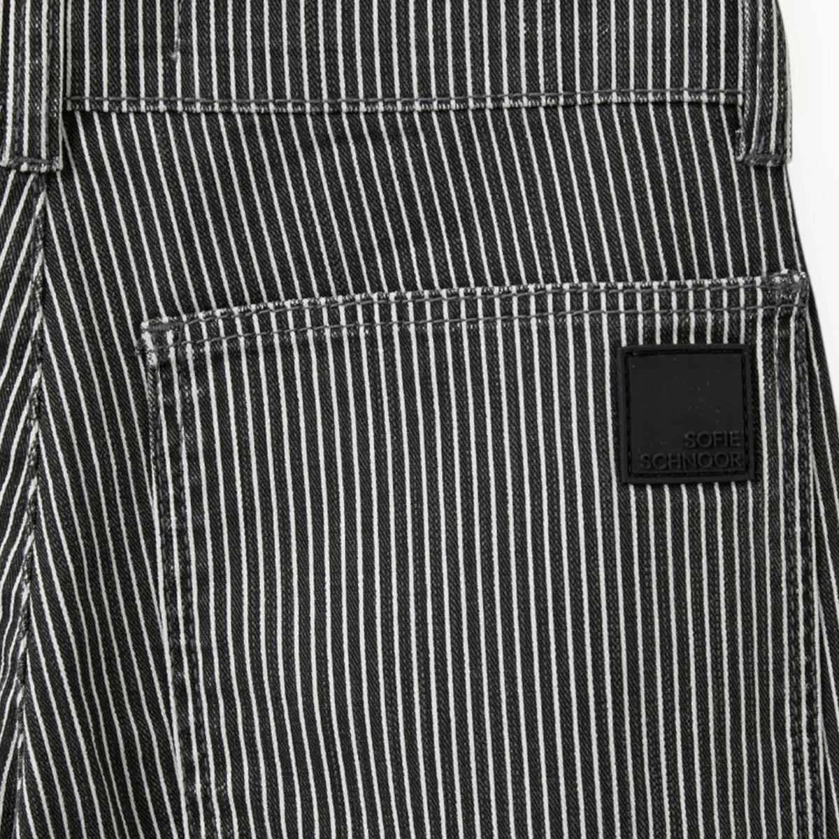 Pierrot Outlet Sofie Schnoor broek met zwart-witte krijtstreep en merklabel op de achterzak