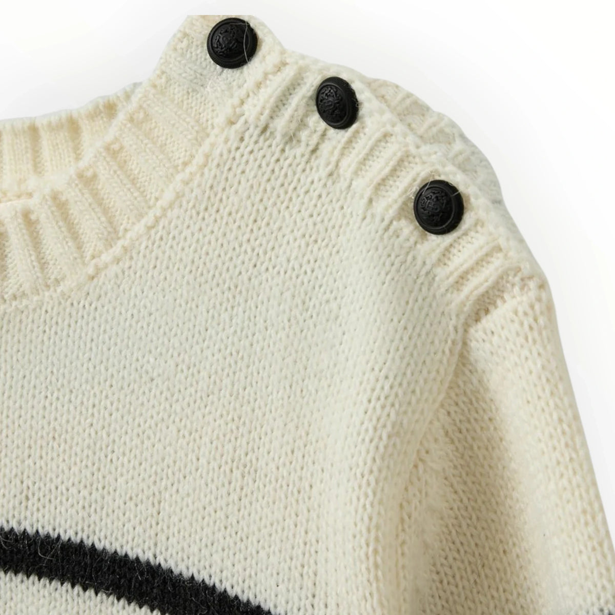 Pierrot Outlet SOFIE SCHNOOR gebreide trui in off-white met zwarte strepen en decoratieve knopen op de schouder
