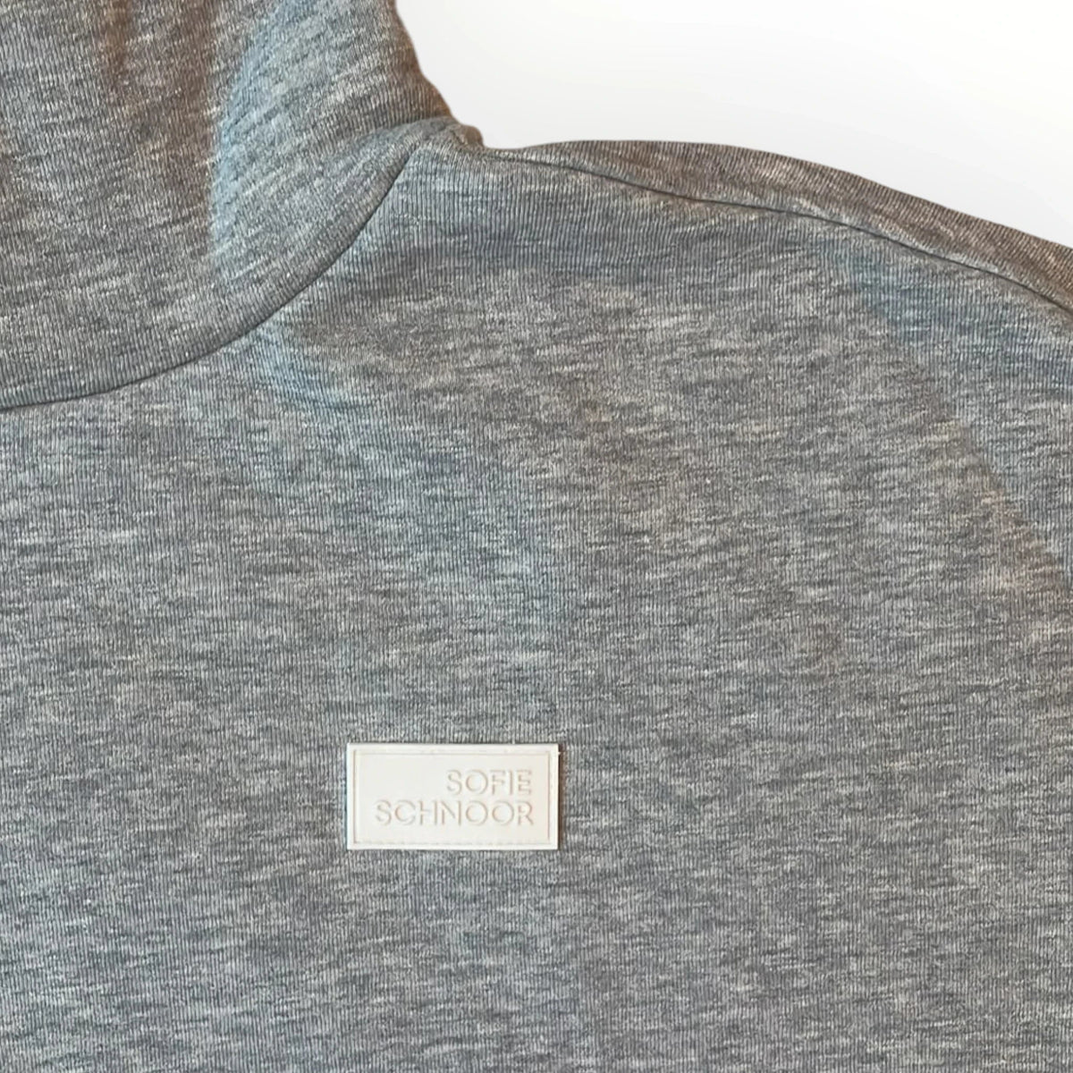Pierrot Outlet grijze Sofie Schnoor hoodie met zachte gemêleerde stof en verfijnde merkpatch op de borst