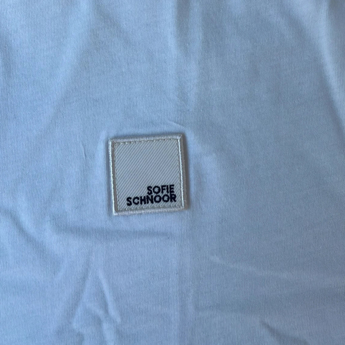 Pierrot Outlet wit katoenen T-shirt van Sofie Schnoor met een vierkant merklabel op de borst